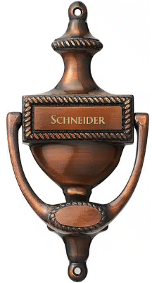 Klassischer Türklopfer aus oxidiertem Messing Modell Boston mit rechteckiger Gravurplatte für Namen