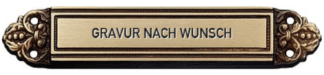 Klassisches Türschild aus Messing mit Ornamenten und dem Beispieltext „GRAVUR NACH WUNSCH“ zur Veranschaulichung der personalisierten Gravur.