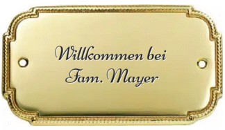 Türschild aus poliertem Messing mit dekorativen Kanten, Schraublöchern und graviertem Text nach Kundenwunsch.