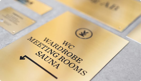 Gravierte Messingschilder für Orientierung und Beschilderung