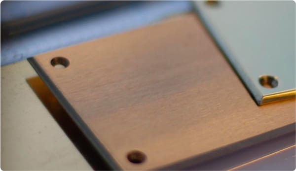 Gravierte Türschilder aus Messing, Edelstahl und Acryl