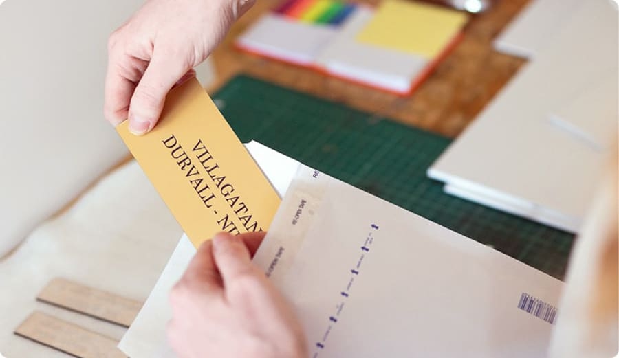 Graviertes Messingschild wird für den Versand vorbereitet