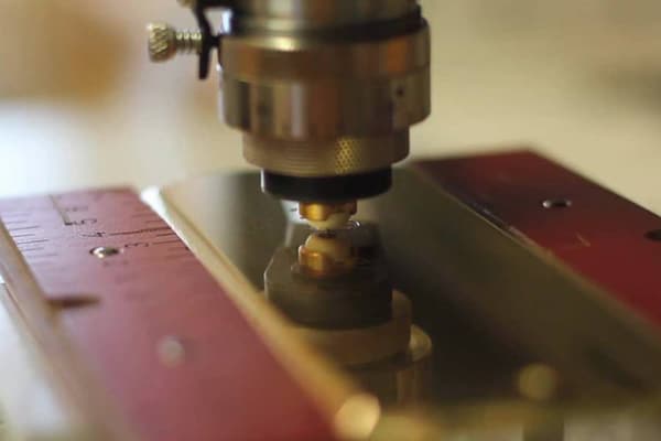 Gravurmaschine bei der Herstellung eines Messingschildes