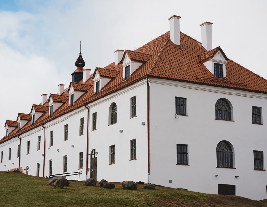 Klassischer Türklopfer aus Messing an einer Haustür eines historischen Gebäudes oder Schlosses