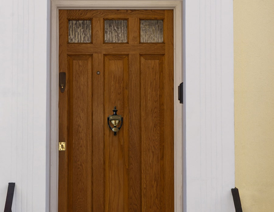 Klassischer Türklopfer aus Messing an einer Holztür im Eingangsbereich eines Hauses