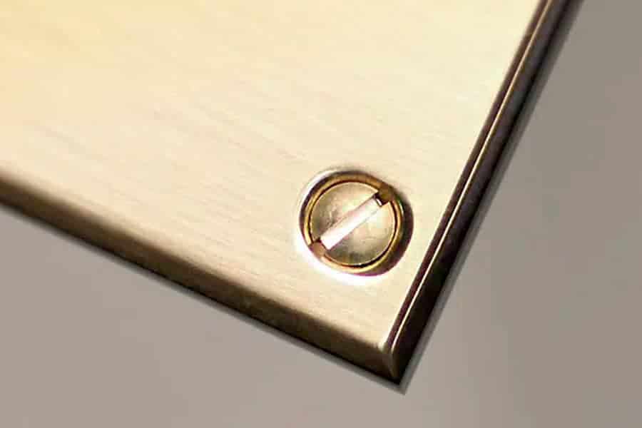 Messingschild mit Schraube zur Befestigung an Tür oder Wand