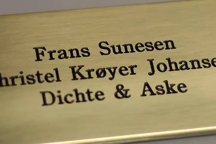 Messingschild mit lackgefüllter Gravur und schwarzer Beschriftung