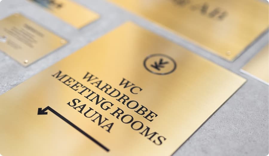 Mehrere gravierte Messingschilder für Türen und Räume