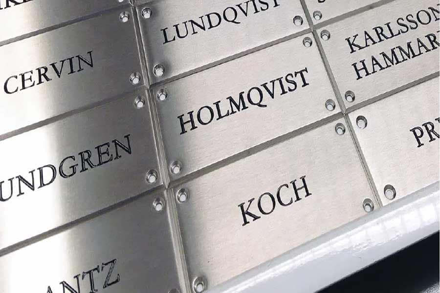 Gravierte Messingschilder aus vernickeltem Messing mit Namen