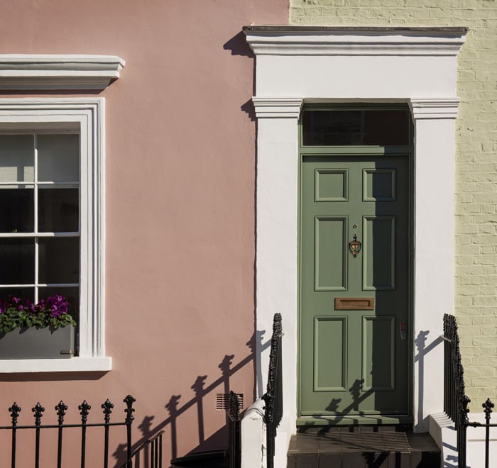 Türklopfer aus Messing an einer klassischen Haustür mit historischer Fassade